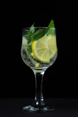 Siyah arka planda buzlu, limonlu ve naneli kokteyl. Alkolsüz kokteyl..