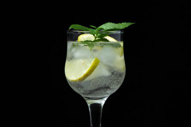 Siyah arka planda buzlu, limonlu ve naneli kokteyl. Alkolsüz kokteyl..