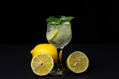 Siyah arka planda buzlu, limonlu ve naneli kokteyl. Alkolsüz kokteyl..