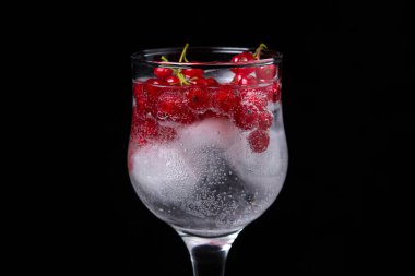 Siyah arka planda kırmızı üzümlü ve buzlu kokteyl. Alkolsüz kokteyl..