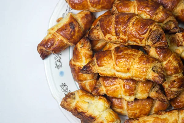 Ceviz, beyaz arka planda bir tabakta yuvarlanır. Ev yapımı pişirme. Gıda arkaplanı