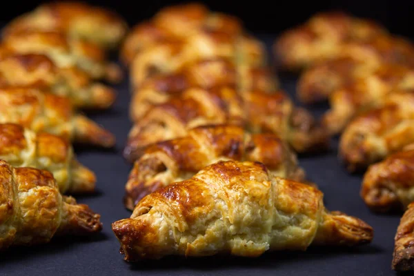 Ceviz, siyah arka planda yuvarlanır. Ev yapımı pişirme. Gıda arkaplanı