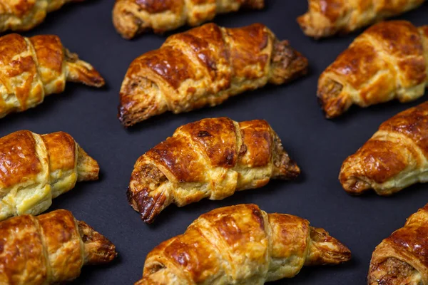 Ceviz, siyah arka planda yuvarlanır. Ev yapımı pişirme. Gıda arkaplanı