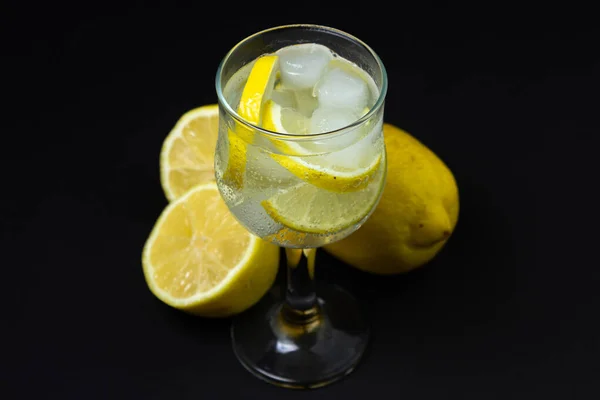Cocktail Rinfrescante Con Ghiaccio Limone Fondo Nero Cocktail Analcolico — Foto Stock