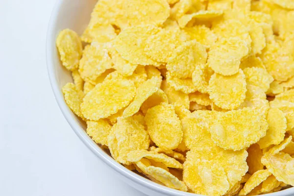 Тарелка Кукурузными Хлопьями Белом Фоне Здоровый Вкусный Завтрак — стоковое фото