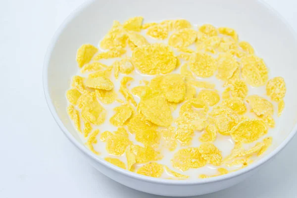 Płatki Kukurydziane Mlekiem Białym Tle Zdrowe Smaczne Śniadanie — Zdjęcie stockowe