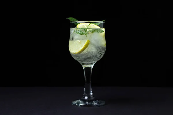 Erfrischender Cocktail Mit Eis Zitrone Und Minze Auf Schwarzem Hintergrund — Stockfoto