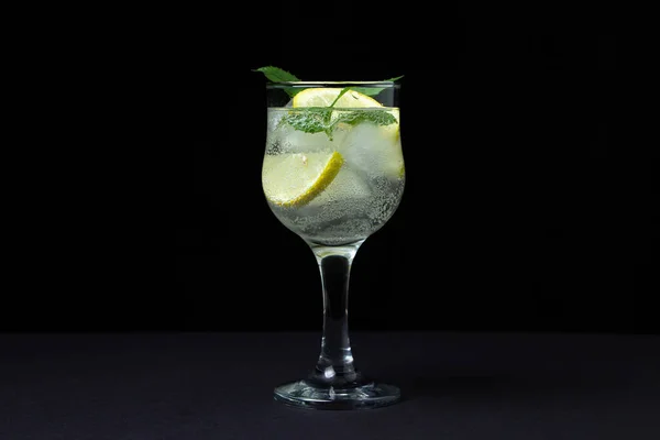 Cóctel Refrescante Con Hielo Limón Menta Sobre Fondo Negro Cóctel —  Fotos de Stock