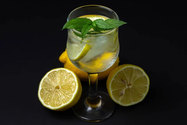Cocktail Rinfrescante Con Ghiaccio Limone Menta Fondo Nero Cocktail Analcolico — Foto Stock