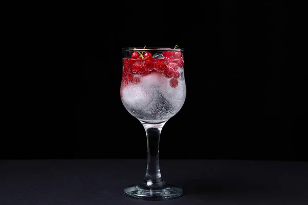 Verfrissende Cocktail Met Ijs Rode Bessen Een Zwarte Achtergrond Niet — Stockfoto