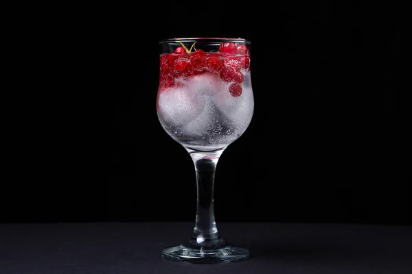 Erfrischender Cocktail Mit Eis Und Roten Johannisbeeren Auf Schwarzem Hintergrund — Stockfoto