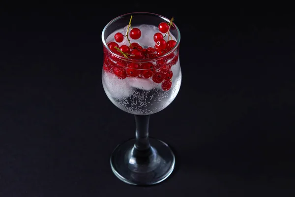 Cocktail Rafraîchissant Avec Glace Groseilles Rouges Sur Fond Noir Cocktail — Photo