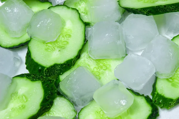 Buzlu Dilimlenmiş Salatalık Cilt Bakımı Kavramı Geleneksel Yollarla — Stok fotoğraf