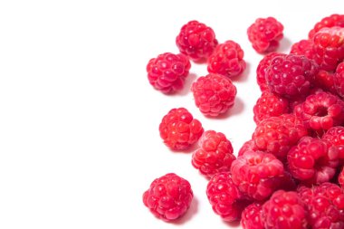 Beyaz arka planda bir sürü olgun ahududu. Metin için fotokopi alanı olan ahududu. Lezzetli meyve