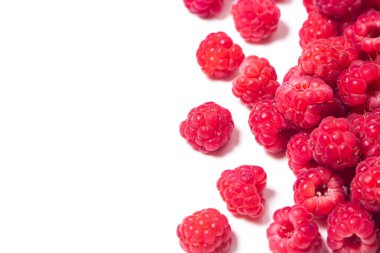 Beyaz arka planda bir sürü olgun ahududu. Metin için fotokopi alanı olan ahududu. Lezzetli meyve