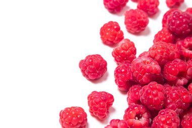 Beyaz arka planda bir sürü olgun ahududu. Metin için fotokopi alanı olan ahududu. Lezzetli meyve