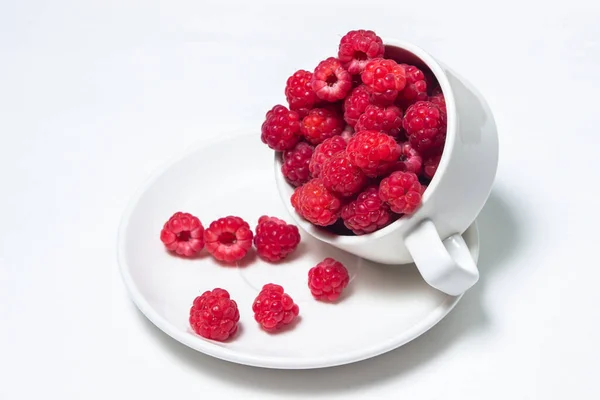 白底杯中的覆盆子 红色成熟的覆盆子特写 美味的浆果 — 图库照片