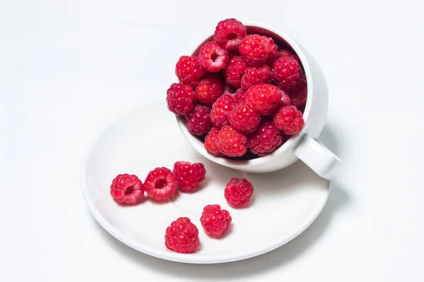 白底杯中的覆盆子 红色成熟的覆盆子特写 美味的浆果 — 图库照片