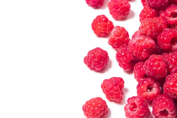 Beyaz arka planda bir sürü olgun ahududu. Metin için fotokopi alanı olan ahududu. Lezzetli meyve
