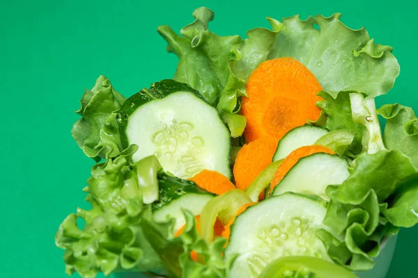 Yeşil Arka Planda Nefis Bir Sebze Salatası Taze Sebzelerden Yapılan — Stok fotoğraf