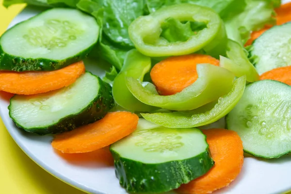 Délicieuse Salade Légumes Sur Fond Jaune Alimentation Saine Base Légumes — Photo