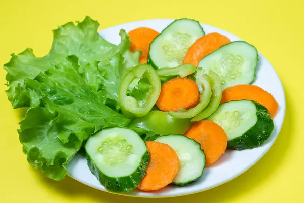 Délicieuse Salade Légumes Sur Fond Jaune Alimentation Saine Base Légumes — Photo