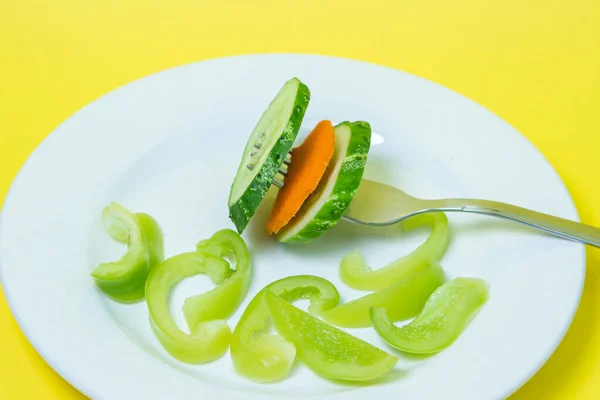 Trancher Les Légumes Dans Une Assiette Sur Fond Jaune Alimentation — Photo