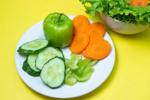 Délicieuse Salade Légumes Sur Fond Jaune Alimentation Saine Base Légumes — Photo
