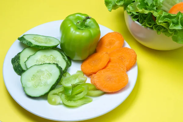 Délicieuse Salade Légumes Sur Fond Jaune Alimentation Saine Base Légumes — Photo