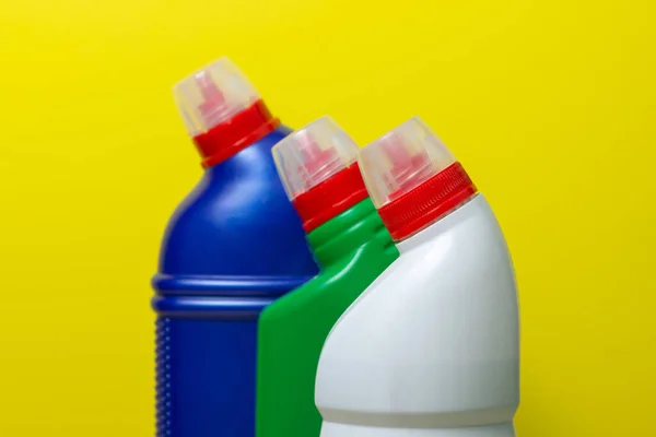 黄色の背景に家庭用化学物質 家庭用洗浄剤 — ストック写真
