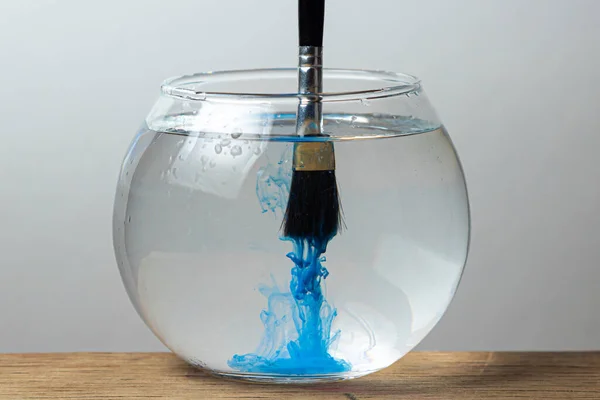 Een Borstel Met Blauwe Verf Wordt Gedoopt Een Pot Water — Stockfoto