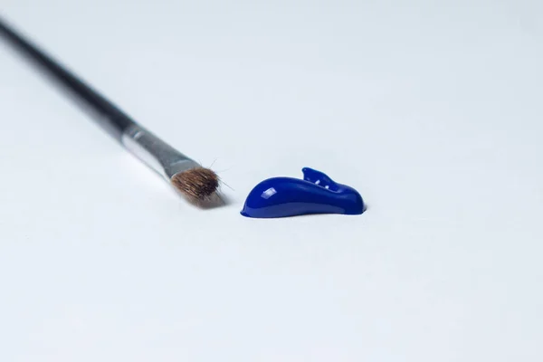 白を基調とした青絵具で描くブラシ 水彩画 — ストック写真