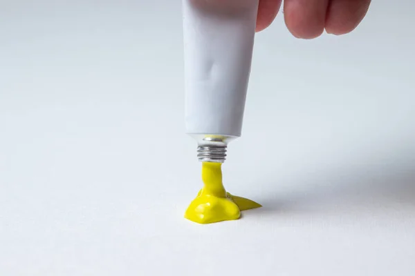 Σφίξτε Έναν Σωλήνα Κίτρινη Μπογιά Λευκό Φόντο Ελαιογραφία — Φωτογραφία Αρχείου