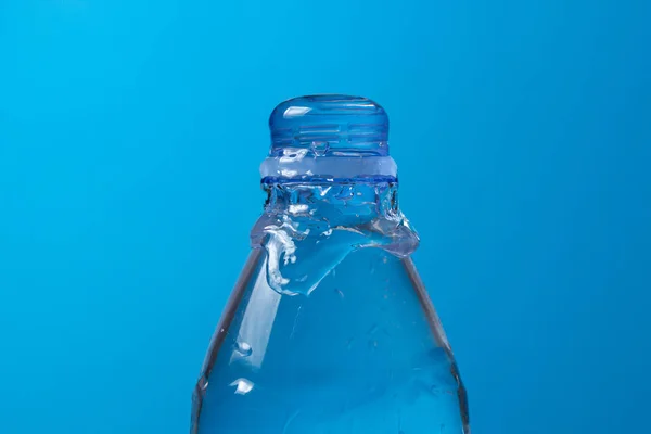 Água Esvazia Uma Garrafa Plástica Contexto Azul Água Potável Limpa — Fotografia de Stock