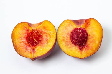 Beyaz arka planda şeftaliler. Şeftali kesimi. Sağlıklı beslenme.