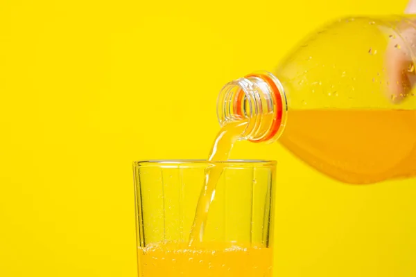 Suco Laranja Carbonatado Derramado Copo Bebida Refrescante Fundo Amarelo — Fotografia de Stock