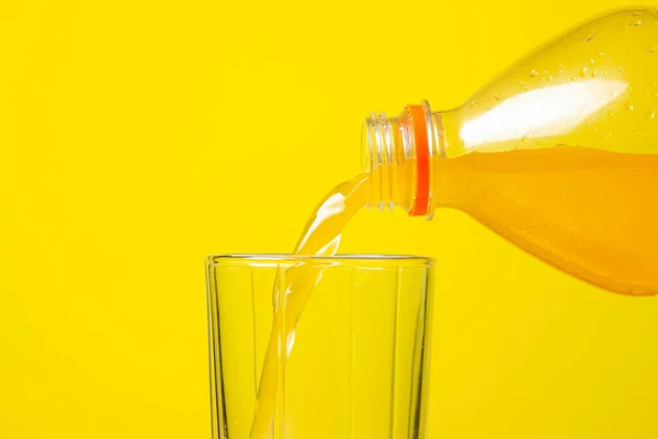 Suco Laranja Carbonatado Derramado Copo Bebida Refrescante Fundo Amarelo — Fotografia de Stock