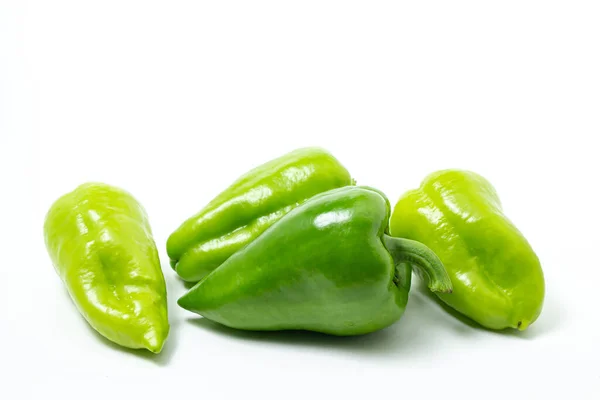 Groene Paprika Een Witte Achtergrond Gezonde Groenten Klokpeper — Stockfoto