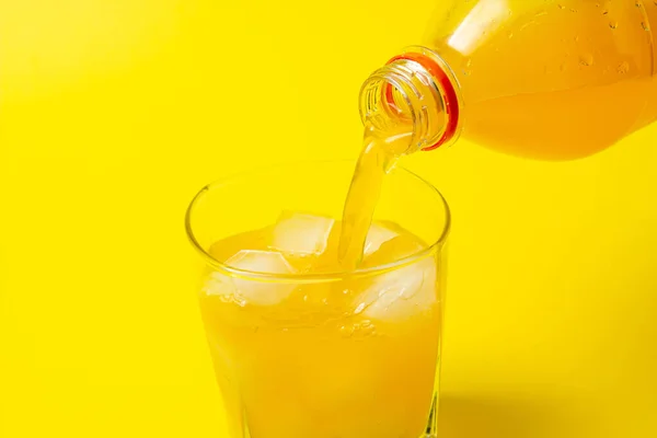 Газований Апельсиновий Сік Наливають Склянку Льодом Освіжаючий Напій Жовтому Тлі — стокове фото