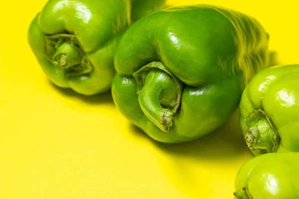 黄色背景上的绿色辣椒 健康蔬菜 — 图库照片