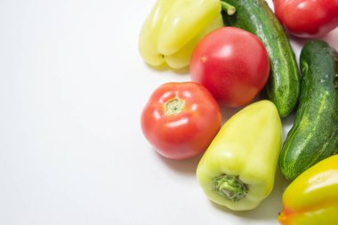 Beyaz arka planda sebzeler. Olgun doğal sebzeler. Sağlıklı beslenme. Sebzeler yakın plan.