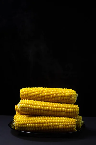 Milho Fervido Fundo Preto Milho Doce Delicioso Alimentos Saudáveis — Fotografia de Stock