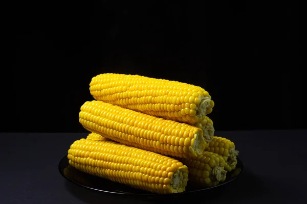 Vařená Kukuřice Černém Pozadí Lahodná Kukuřice Zdravé Jídlo — Stock fotografie