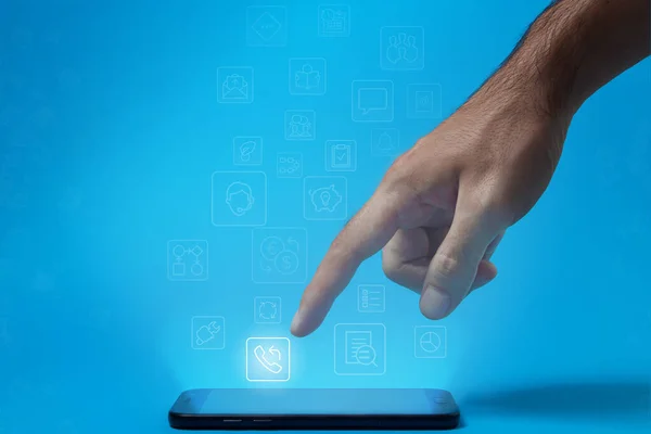 Mavi Arka Planda Sosyal Web Simgelerini Gösteren Bir Telefon Kullanıyor — Stok fotoğraf