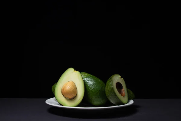Авокадо Черном Фоне Нарезанный Авокадо Темном Фоне — стоковое фото