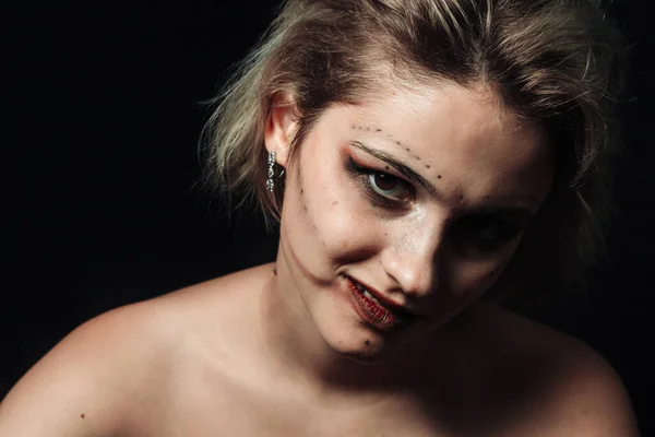 Portrait Femme Sur Fond Noir Fille Avec Maquillage Enduit Sur — Photo