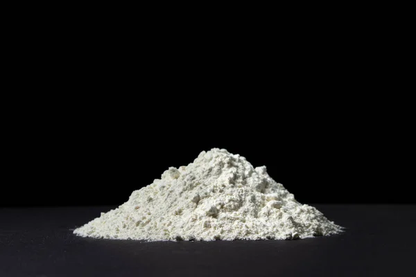 Siyah arka planda un yığını. Koyu arkaplanda en yüksek kalitede un.