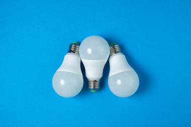 Mavi arka planda LED ampuller. Modern ışık kaynağı