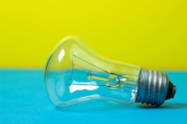 Renkli arka planda parlak bir lamba. Yapay ışık kaynağı