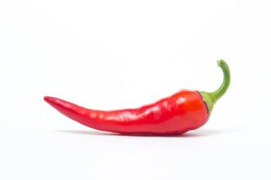 Beyaz arka planda kırmızı kırmızı kırmızı biber. Acı biber izole edilmiş.